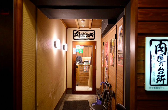 【肉屋の台所 新宿店】花火が舞う肉ケーキとA5ランク和牛の贅沢コース