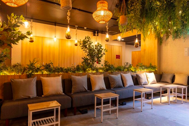 【C.STAND+ 池袋西口駅前店】ダーツもカラオケも！シーシャと一緒に遊べるお店