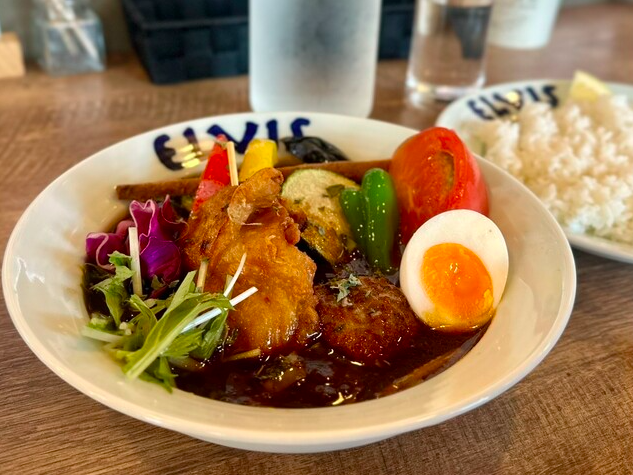 季節のたっぷりベジタブルカレー (パリパリチキンとラムバーグをトッピング)