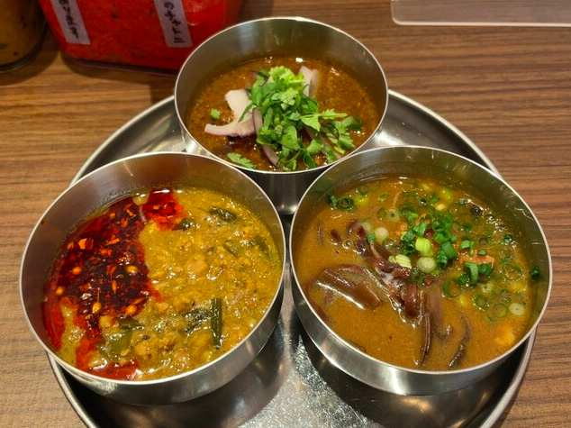 オイシイカレー (超チェティナードチキン、とんこつポークカレー、酢胡椒キーマ)