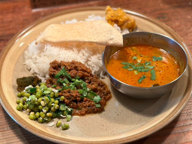 2種盛り (マトンキーマ、エビカレー)