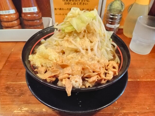 肉そば (ニンニク、野菜多め、脂多め)