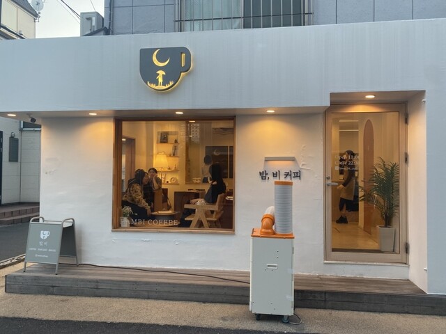 【BAM BI COFFEE】ミルク氷×苺のピンスも人気！写真映えする静かな韓国カフェ