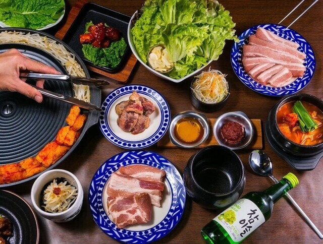 【韓美 天神店】韓国の定番料理が食べ放題！コスパも映えも叶えるネオン空間