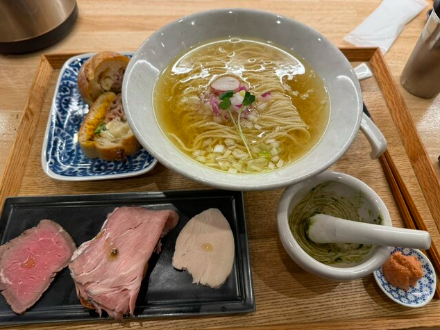 塩ラーメンとサンドウィッチのセット