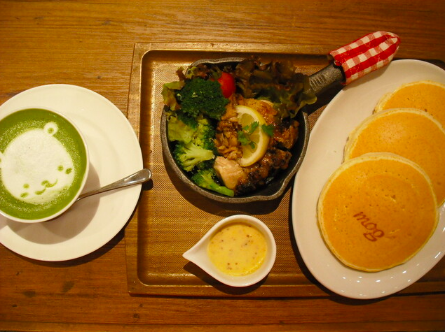 じゅ～しぃチキンと自家製ハニーマスタードのパンケーキ+抹茶ラテ