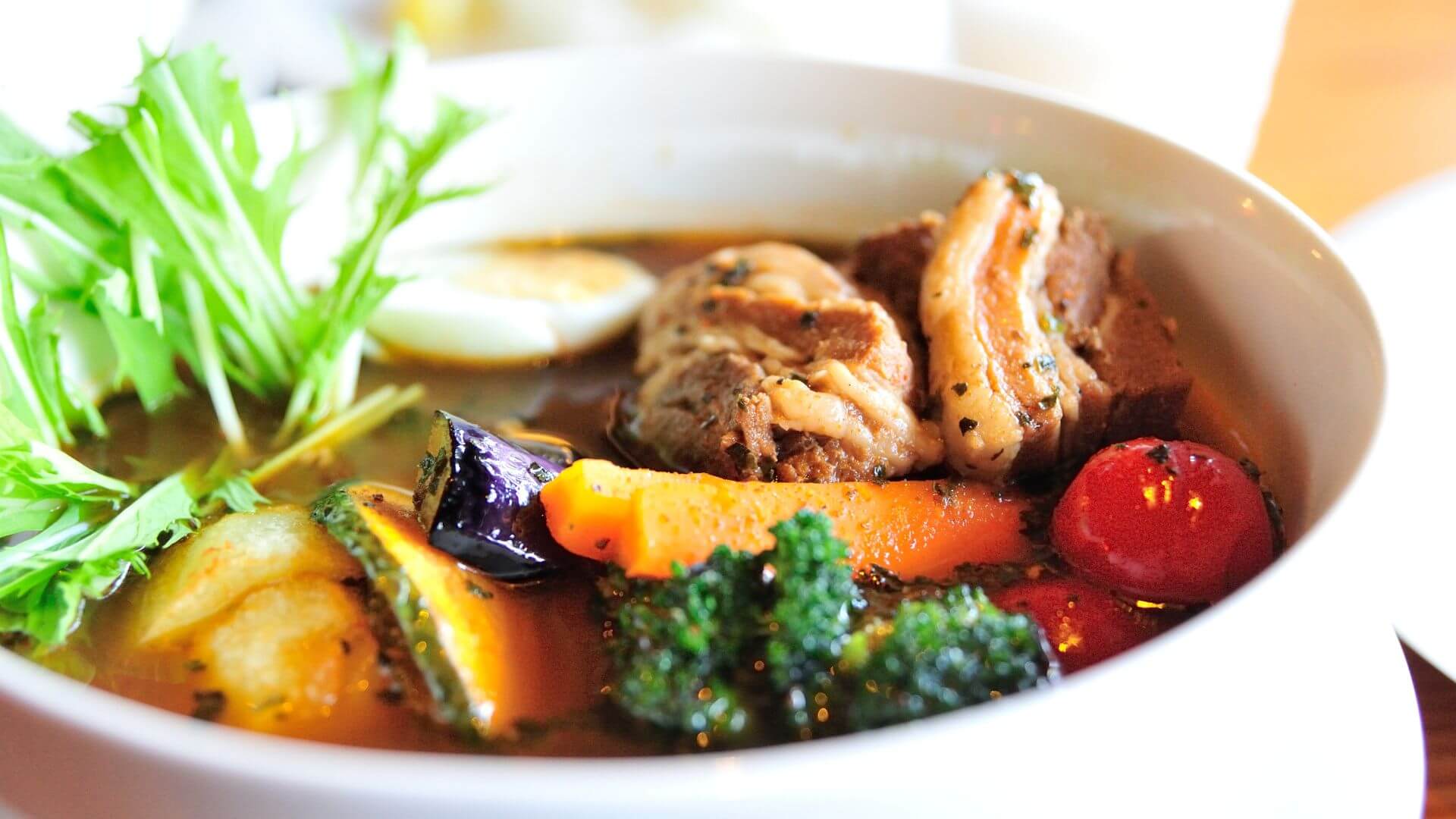 【2025年最新版】下北沢で話題のカレー店22選！本格派から人気のスープカレーまでおすすめをピックアップ