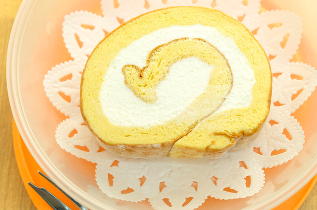 米粉のホワイトチョコロールケーキ