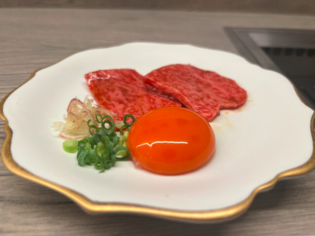 黒毛和牛リズロースユッケ 京都産たまご「濃紅」添え