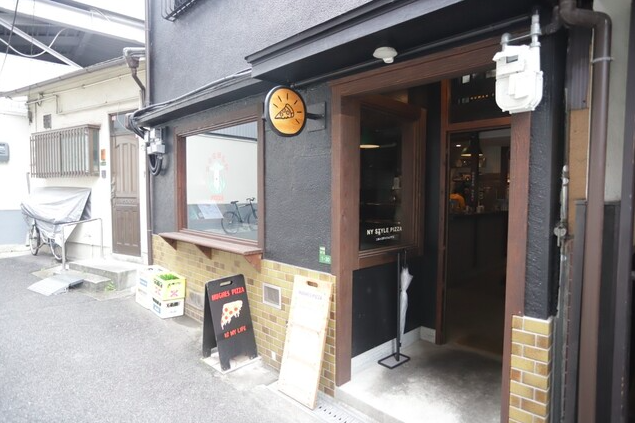 【Hughes pizza】和とアメリカが溶け合う！NYピザと豊かな時間の心地よさ