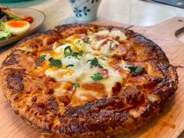 ベーコンと半熟卵のパイ生地PIZZA