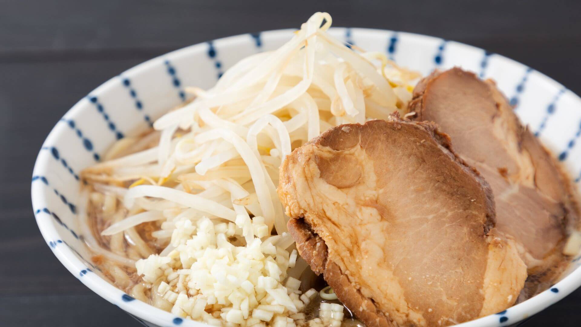 布施で人気爆発中のラーメンはコレ！話題のとんこつからガツ盛り二郎系、個性派など11選