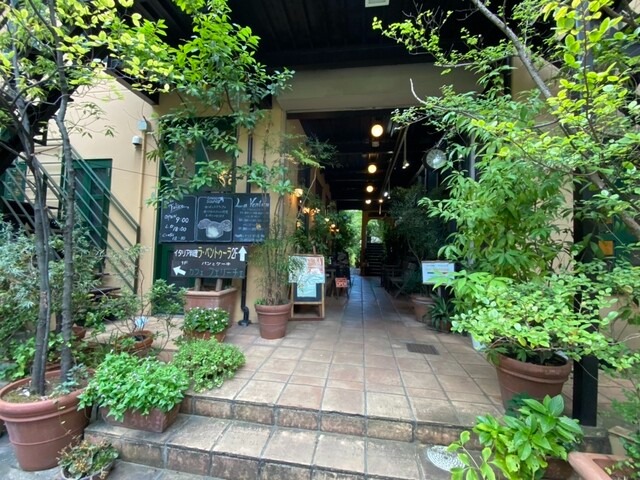 【カフェ フェリーチェ】自然に包まれたテラス席で味わう石窯ピザ&手作りスイーツ