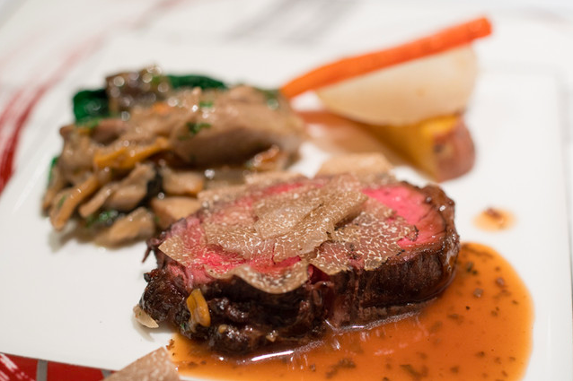 ふるの牛のロースト 仏産きのこのソテー