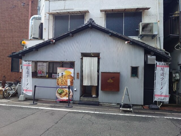 【尾道ラーメン しょうや】ガツンと醤油の尾道ラーメンと黒いチャーハンに出会える！