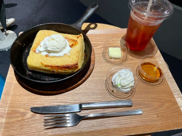 フレンチトーストとアールグレイティーのセット