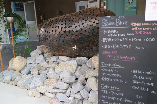 【さろんぶるー】瀬戸内海を望む港町の絶景カフェバーで香川文化を楽しむ