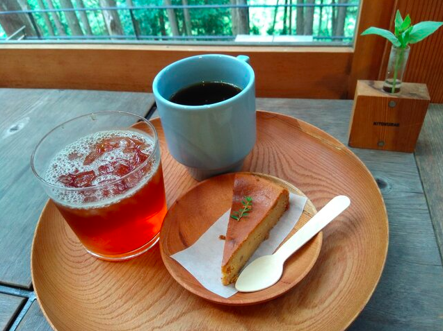 キャラメルチーズケーキ、国産紅茶（アイス）、珈琲