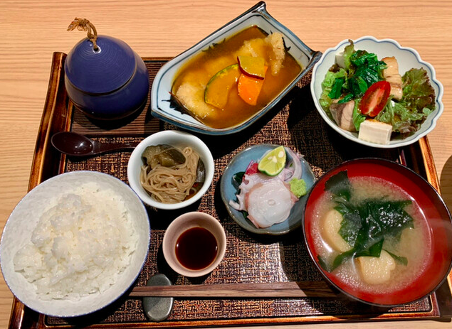 日替り定食 (白身魚のカレー餡かけ)