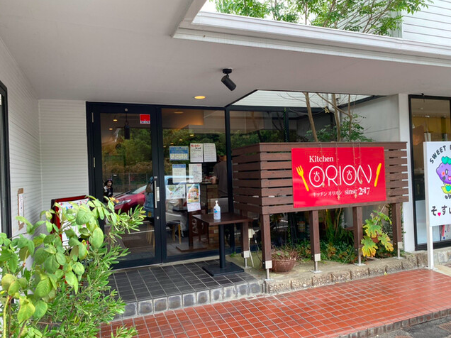 【キッチン オリオン】有頭エビがそびえるふわとろオムライスと肉厚ハンバーグの洋食店