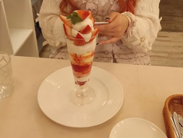 いちごミルクパフェ