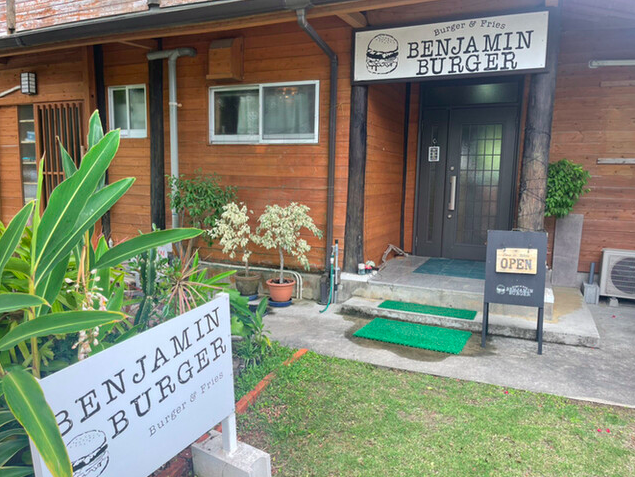 【ベンジャミンバーガー】沖縄の海を眺めながら味わう手作りハンバーガーの島カフェ