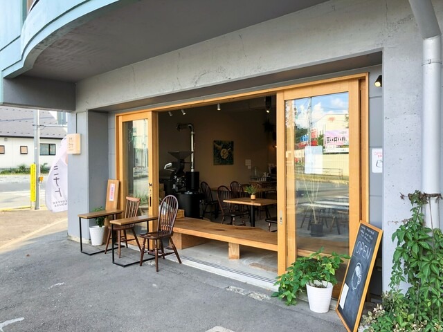 【マチノミナト COFFEE HOUSE】昼はカフェ、夜は一杯。気負わず立ち寄れる一軒