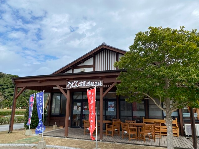 【うどん茶屋 遊麺三昧】椿油が香る五島の細うどんをあご出汁で楽しむ食の立ち寄り処