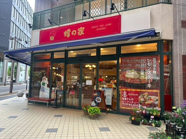 【蜂の家】鉄板レモンステーキとフルーツシューが揃う洋食の名店